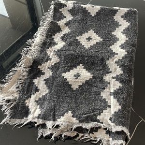 Wilfred Aritzia blanket Wrap Scarf (4x5 ft) 100% wool